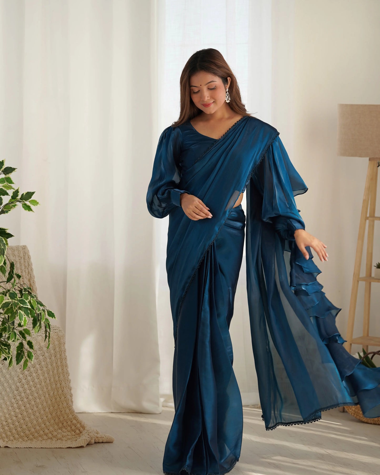 Gebrauchsfertiger blaugrüner Organza-Sari mit ausgefallener Spitzenbordüre (gebrauchsfertig)