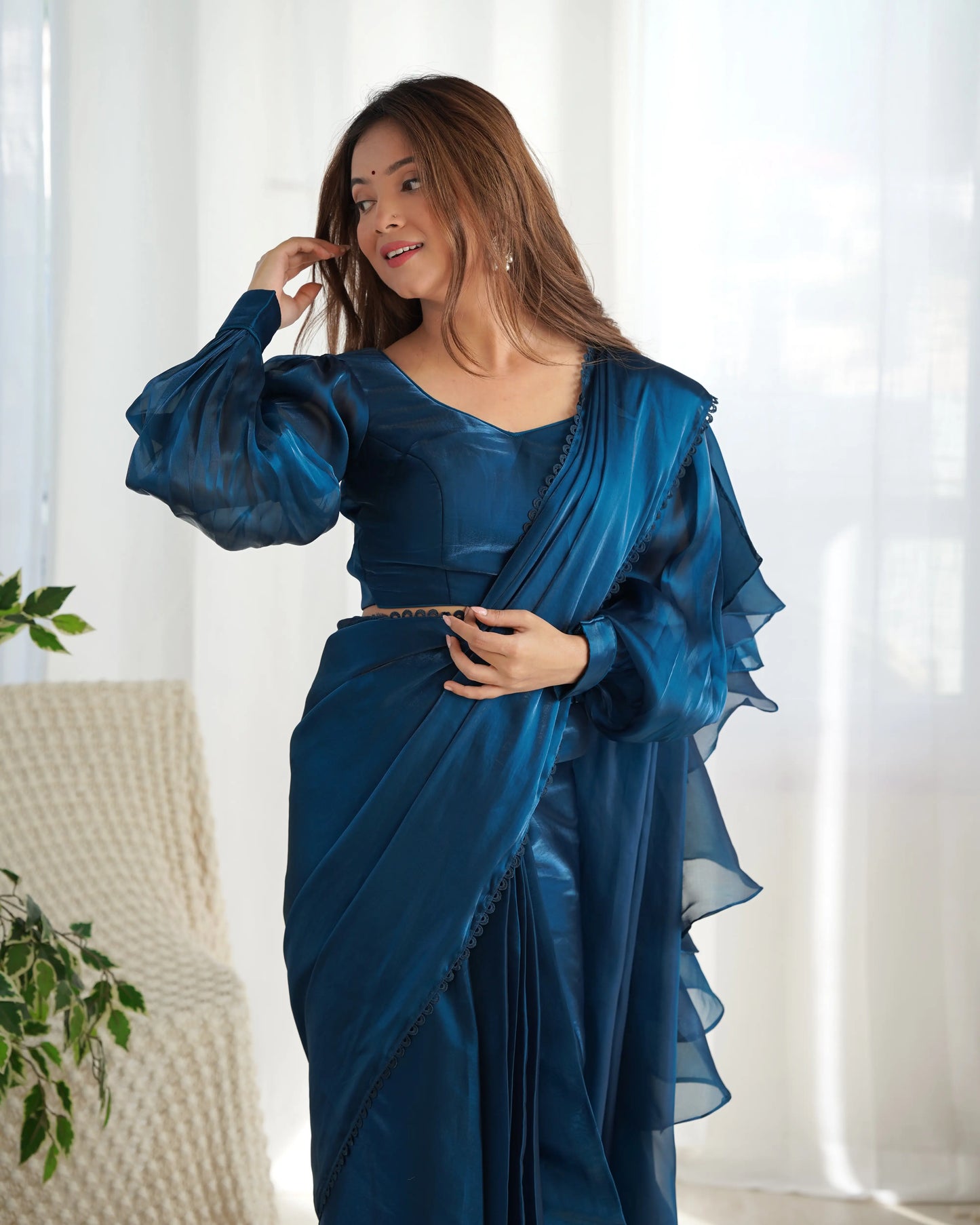 Gebrauchsfertiger blaugrüner Organza-Sari mit ausgefallener Spitzenbordüre (gebrauchsfertig)
