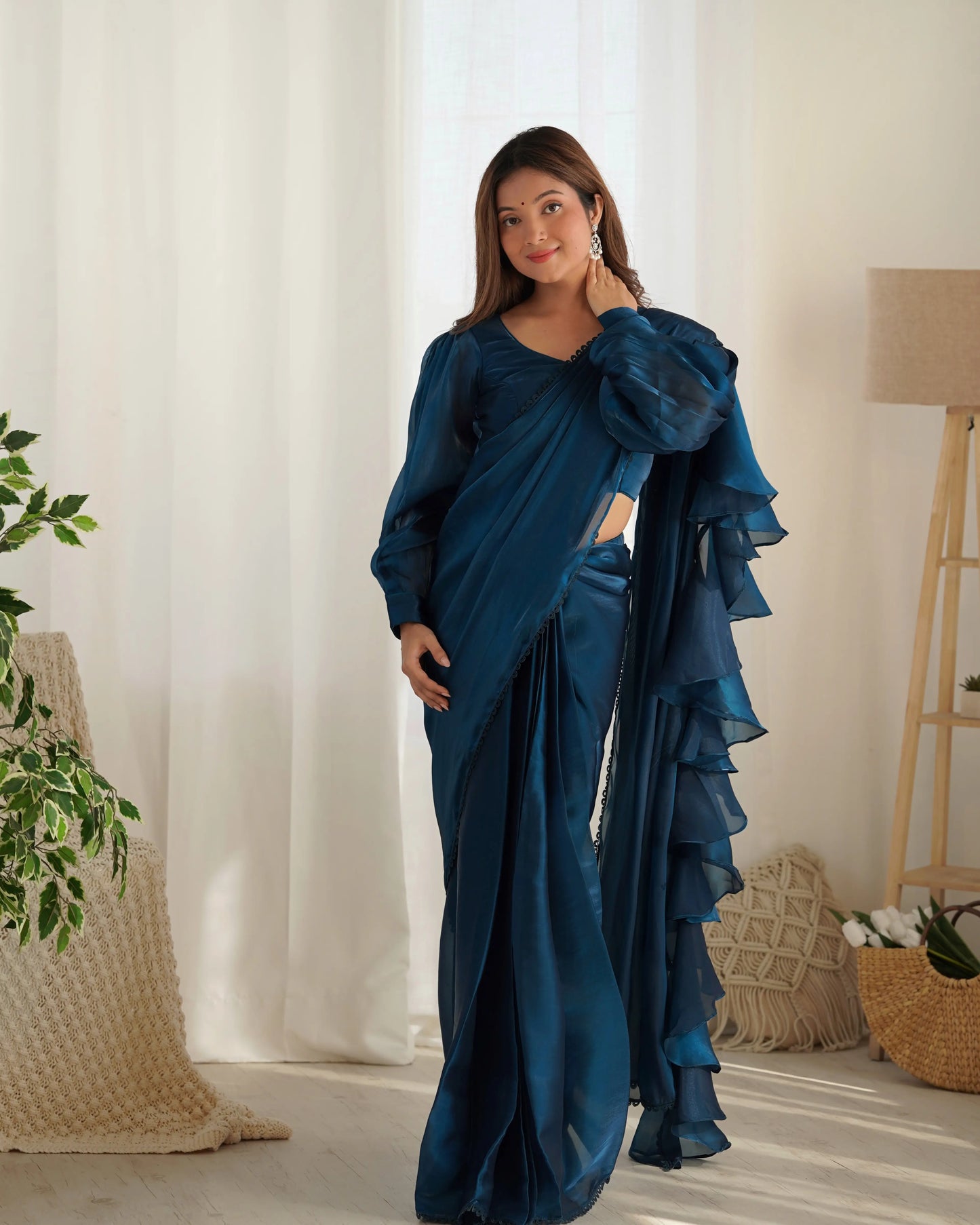 Gebrauchsfertiger blaugrüner Organza-Sari mit ausgefallener Spitzenbordüre (gebrauchsfertig)