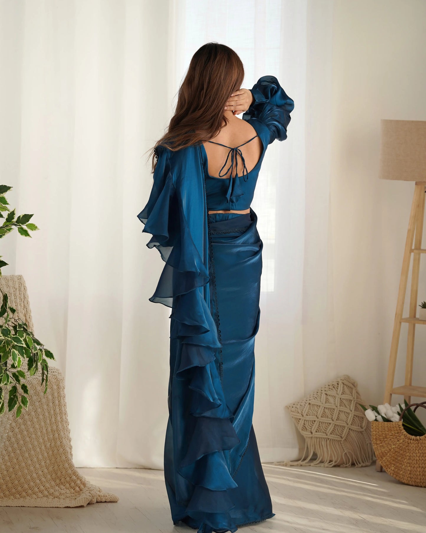 Gebrauchsfertiger blaugrüner Organza-Sari mit ausgefallener Spitzenbordüre (gebrauchsfertig)
