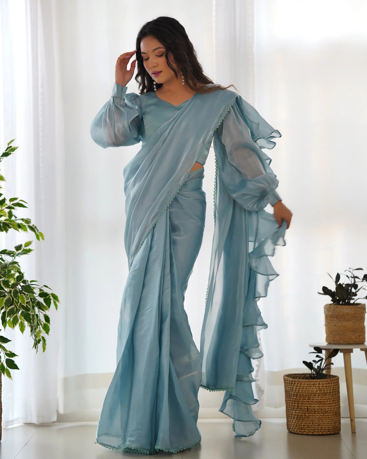 Gebrauchsfertiger himmelblauer Organza-Sari mit ausgefallener Spitzenbordüre