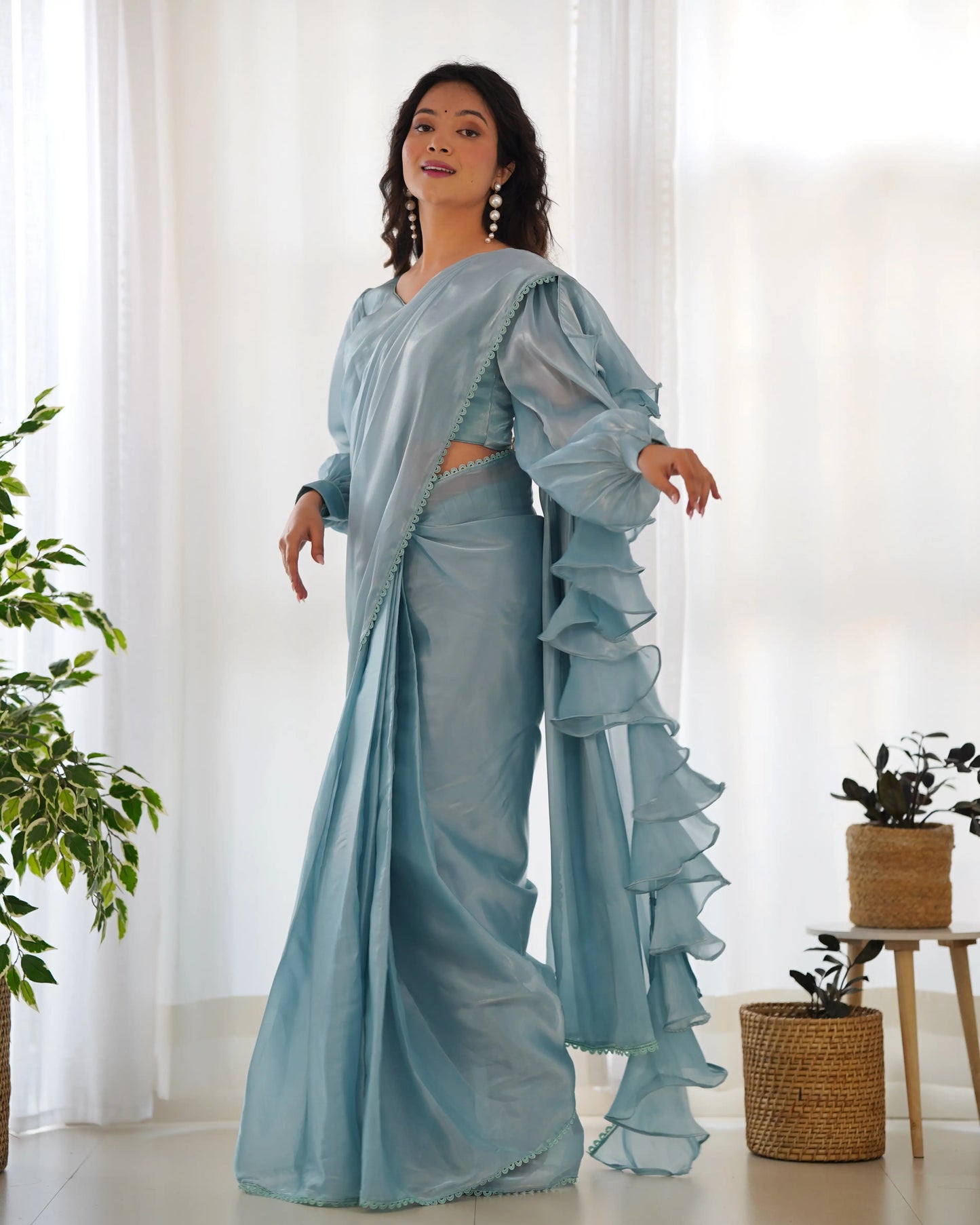 Gebrauchsfertiger himmelblauer Organza-Sari mit ausgefallener Spitzenbordüre