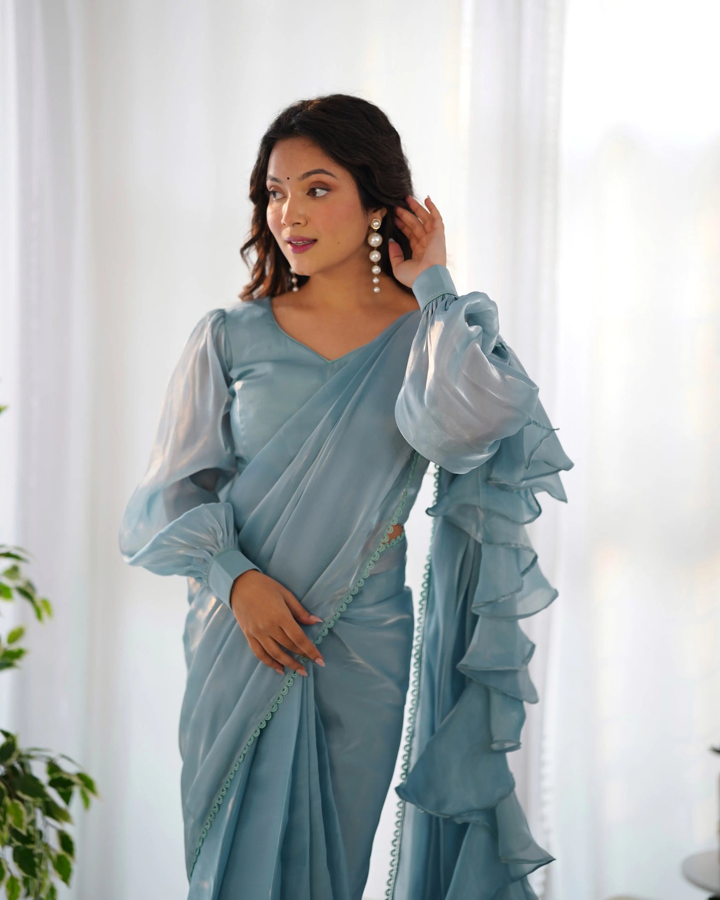 Gebrauchsfertiger himmelblauer Organza-Sari mit ausgefallener Spitzenbordüre