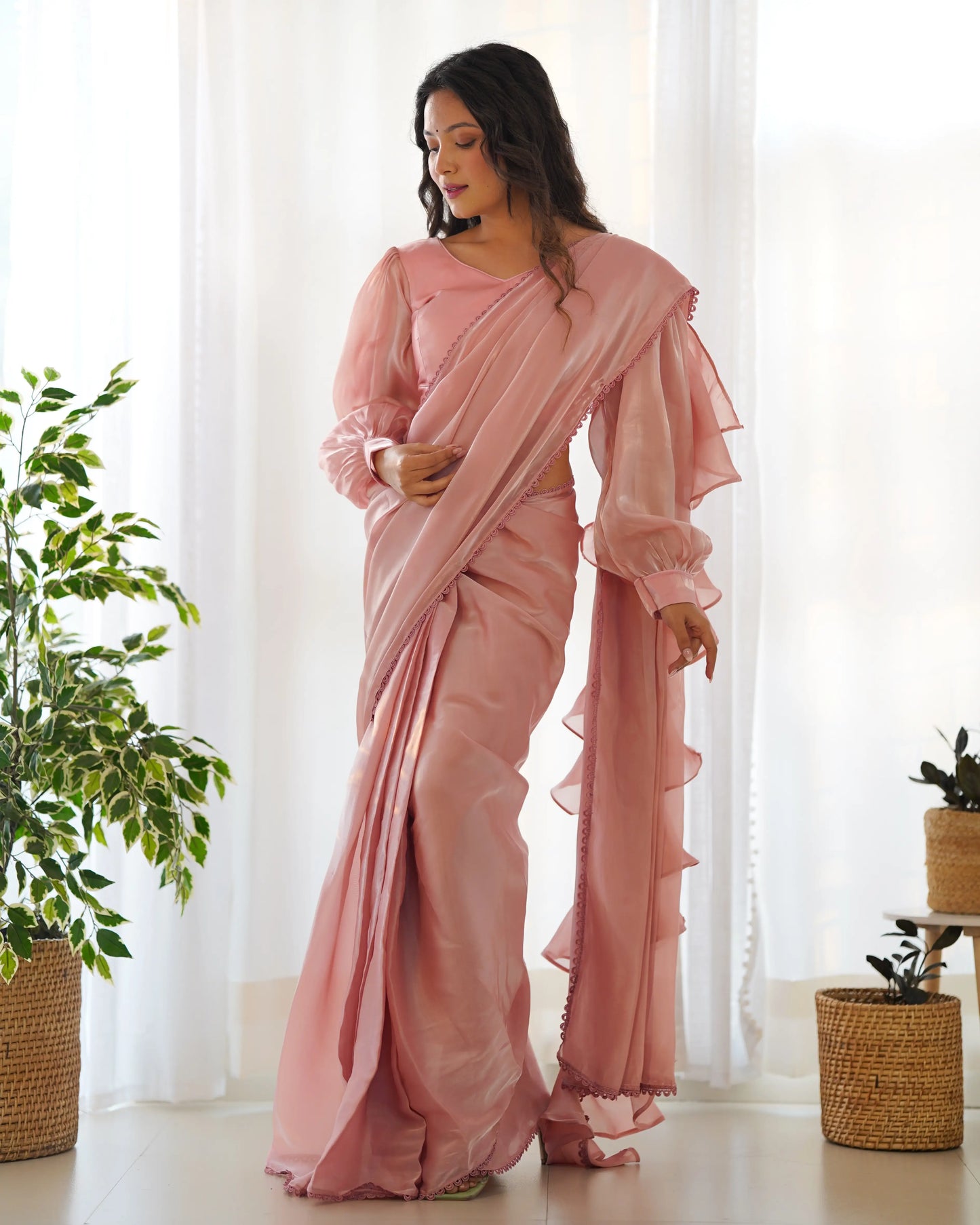 Tragefertiger, pfirsichfarbener Organza-Sari mit elegantem Spitzenrand