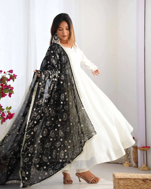 Robe longue noire et blanche en soie Vichitra avec dupatta à broderie chargée
