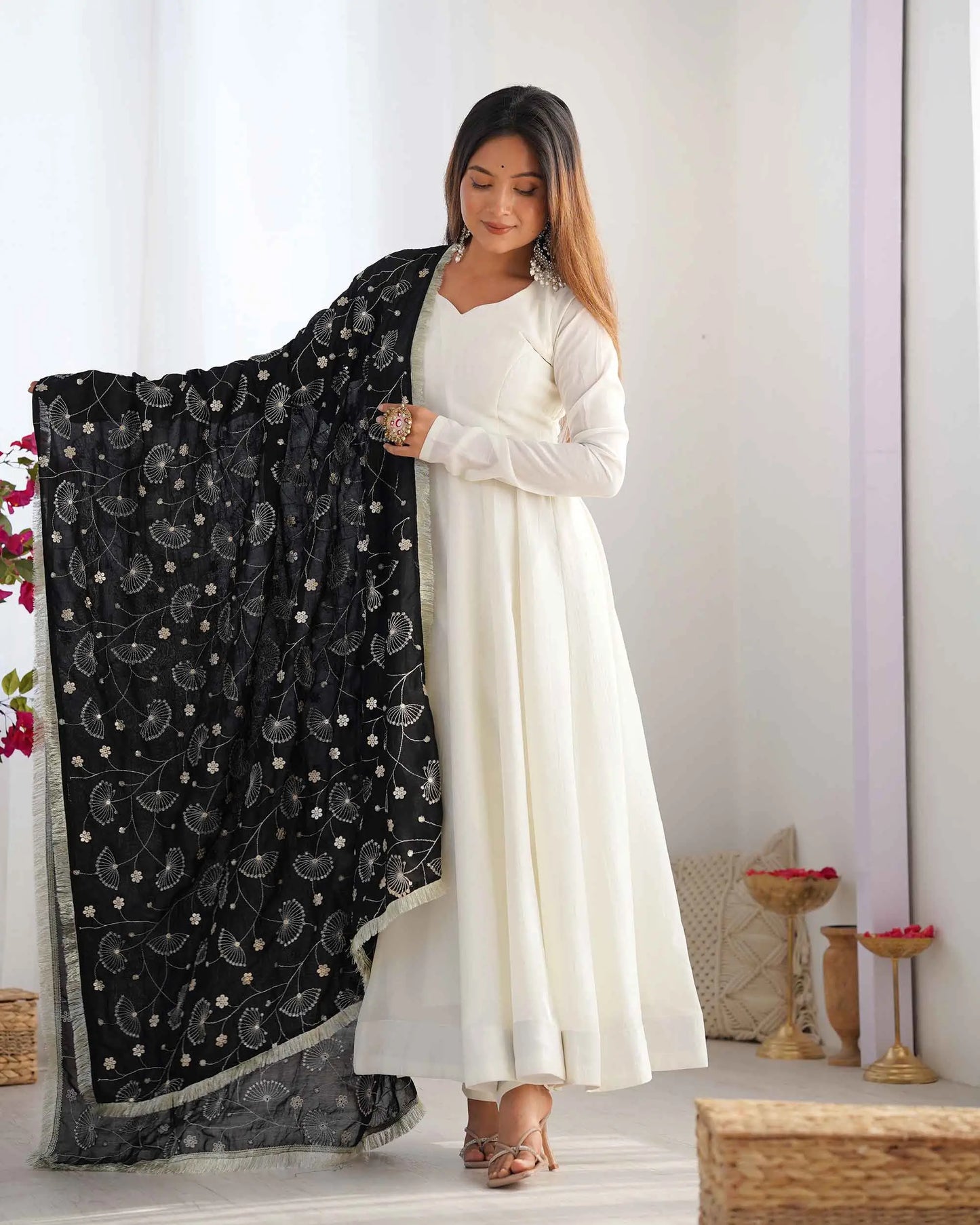 Robe longue noire et blanche en soie Vichitra avec dupatta à broderie chargée