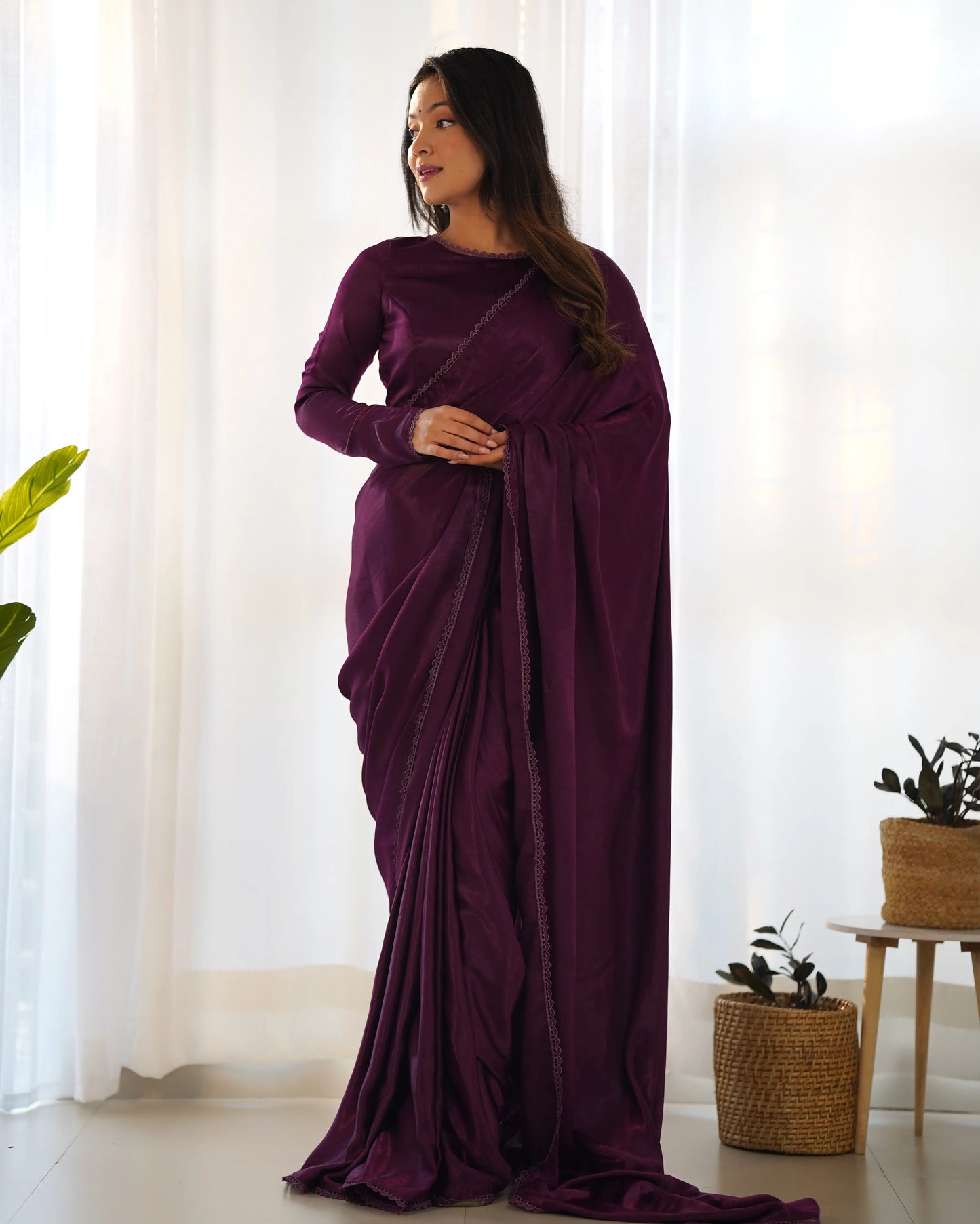 Fertiger Sari aus marmoriertem Samt in Traubenviolett (fertig zum Tragen)