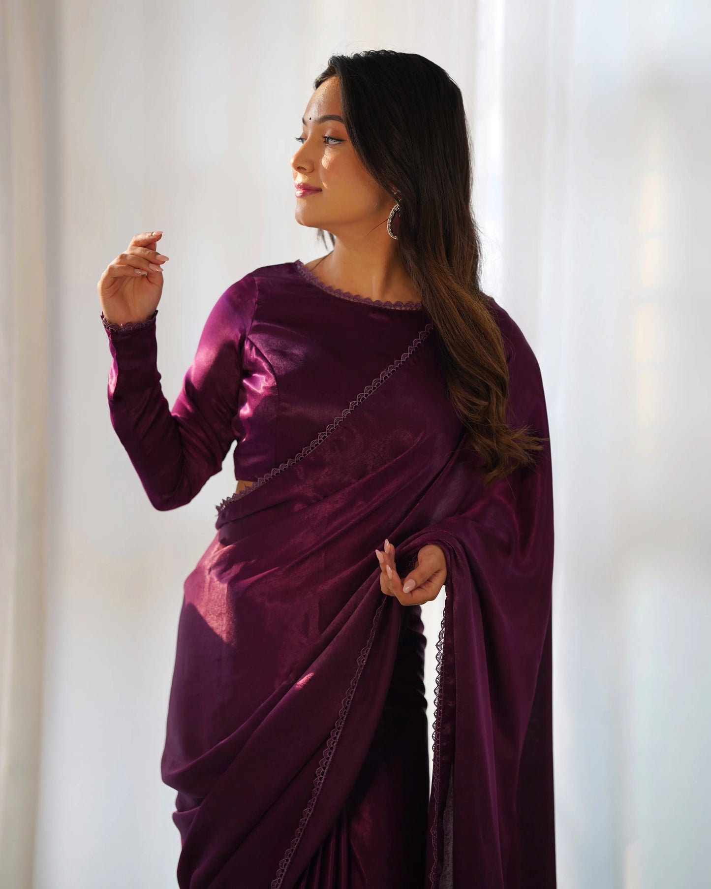 Fertiger Sari aus marmoriertem Samt in Traubenviolett (fertig zum Tragen)