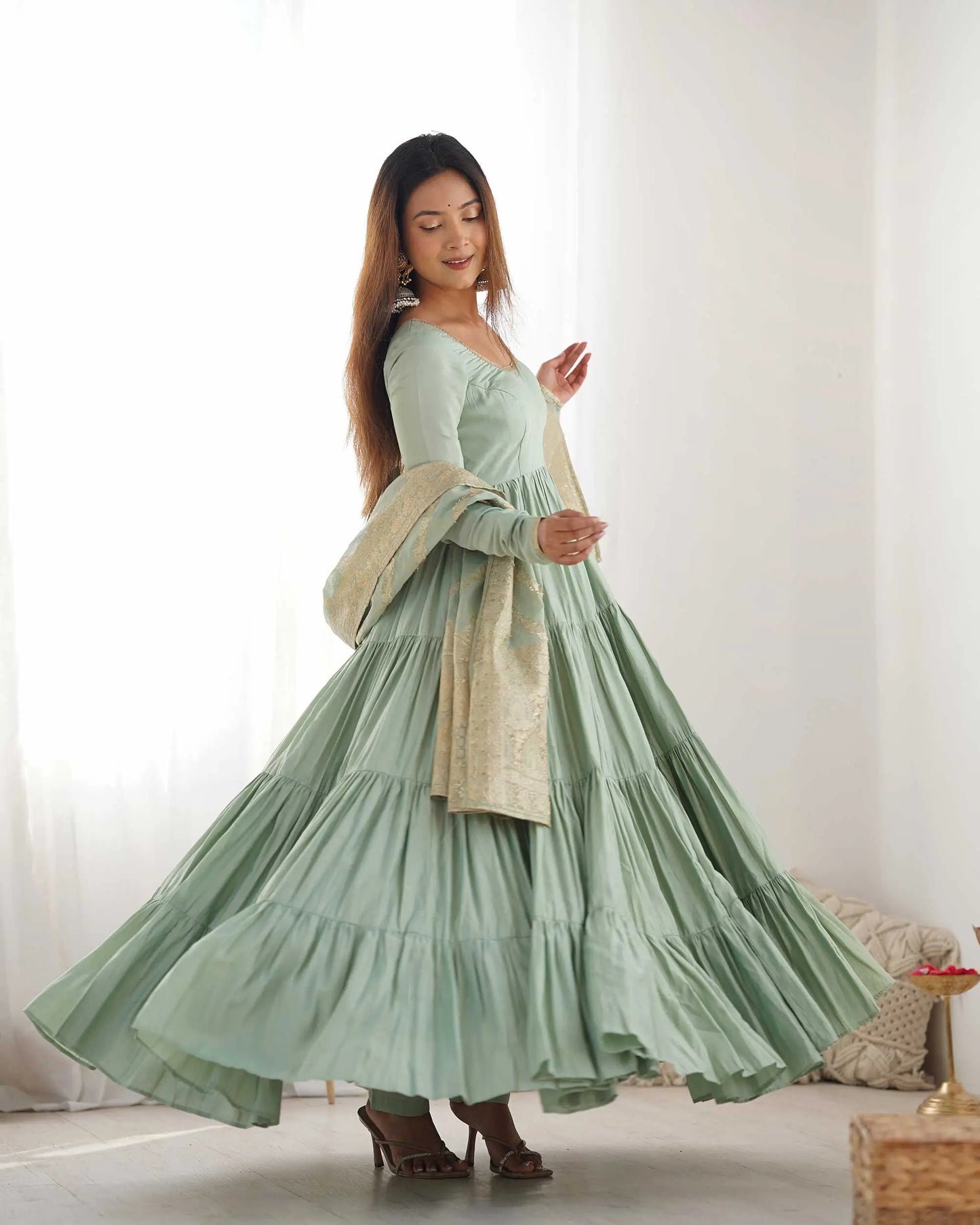 Pistazienfarbenes Seidenkleid mit Banarasi-Jacquard-Dupatta