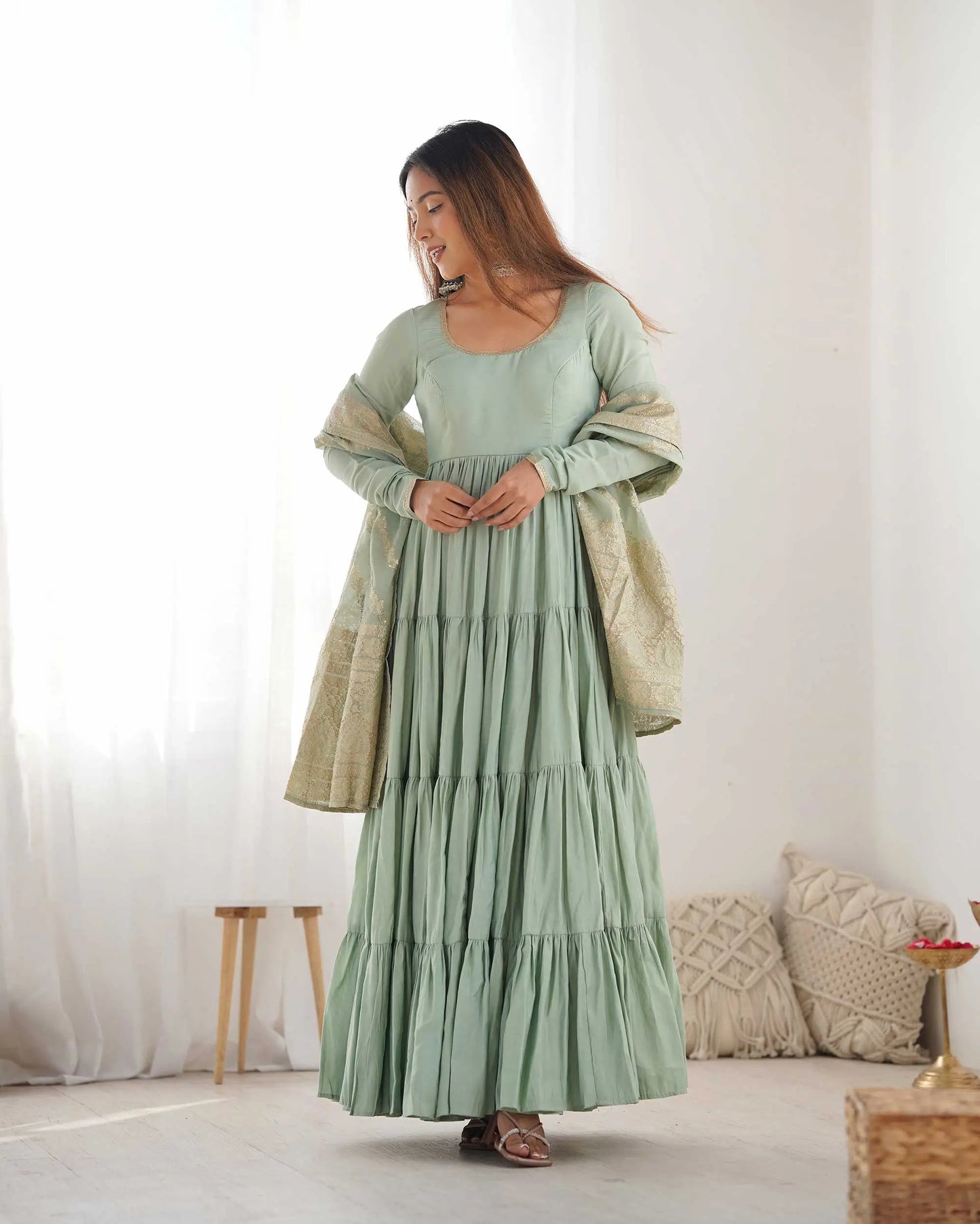 Pistazienfarbenes Seidenkleid mit Banarasi-Jacquard-Dupatta