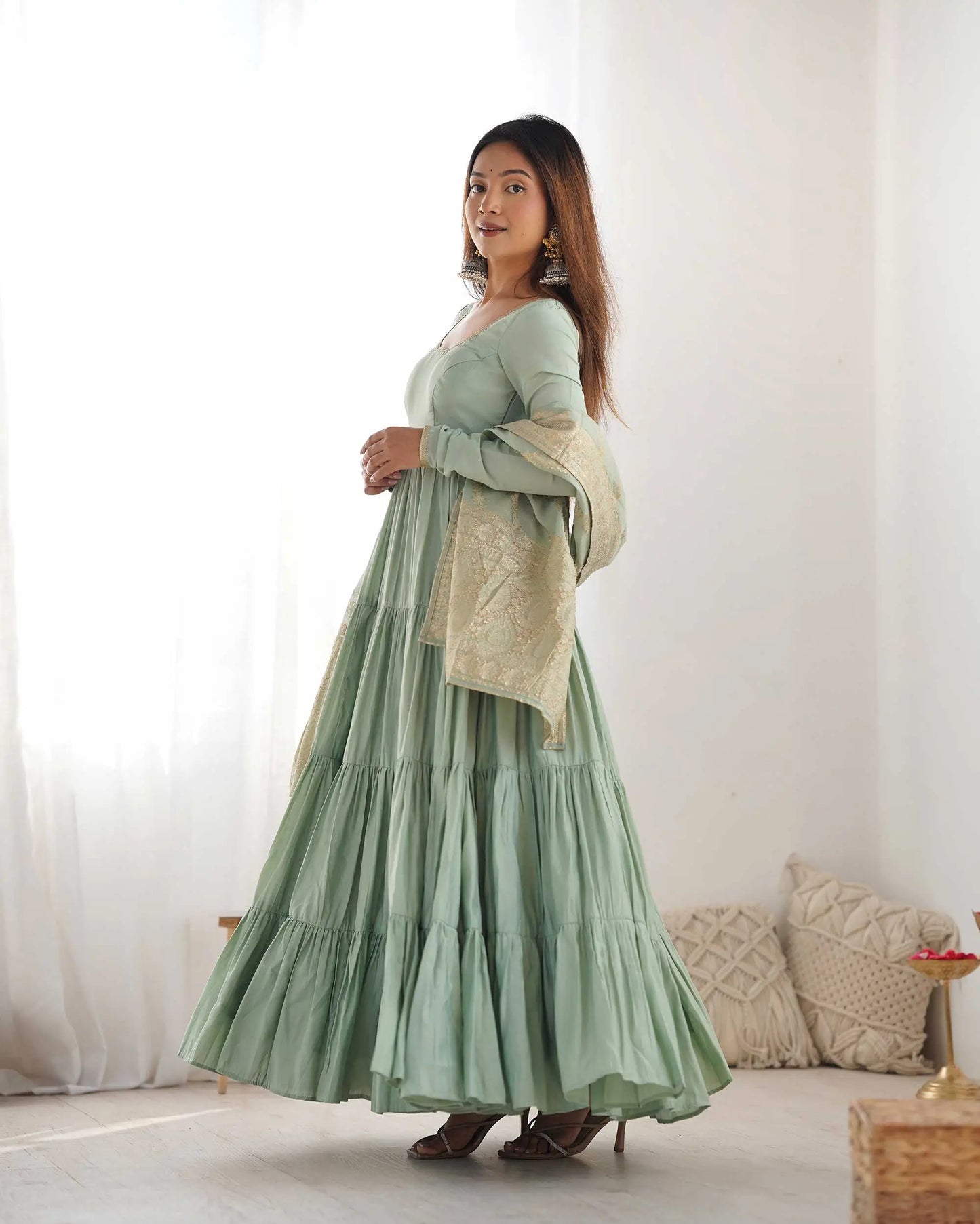 Pistazienfarbenes Seidenkleid mit Banarasi-Jacquard-Dupatta