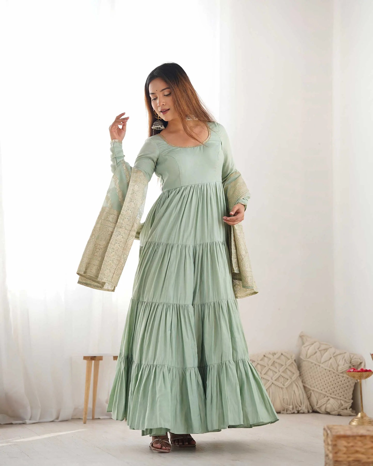 Pistazienfarbenes Seidenkleid mit Banarasi-Jacquard-Dupatta