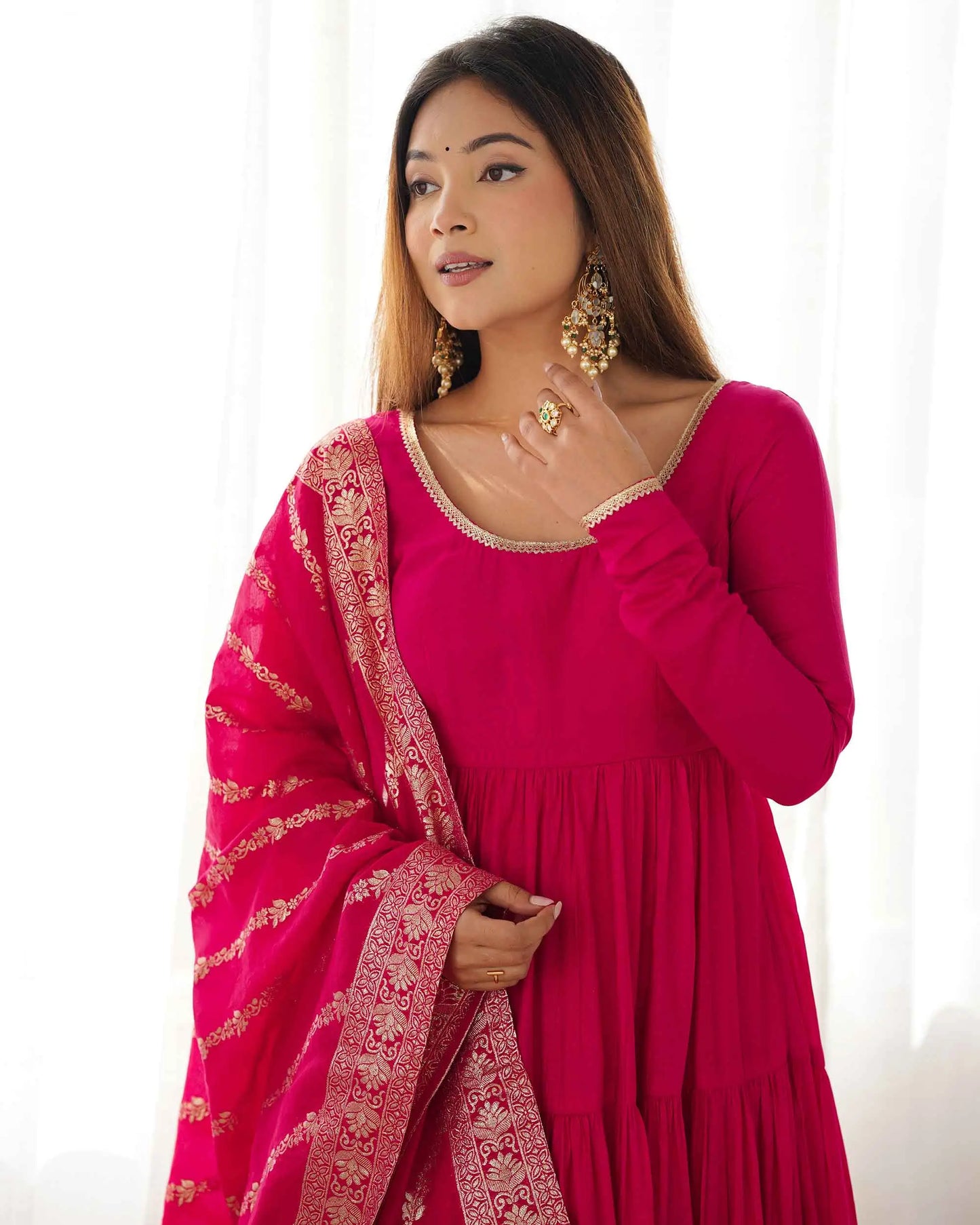 Robe longue en soie rose fuchsia avec dupatta Banarasi en jacquard