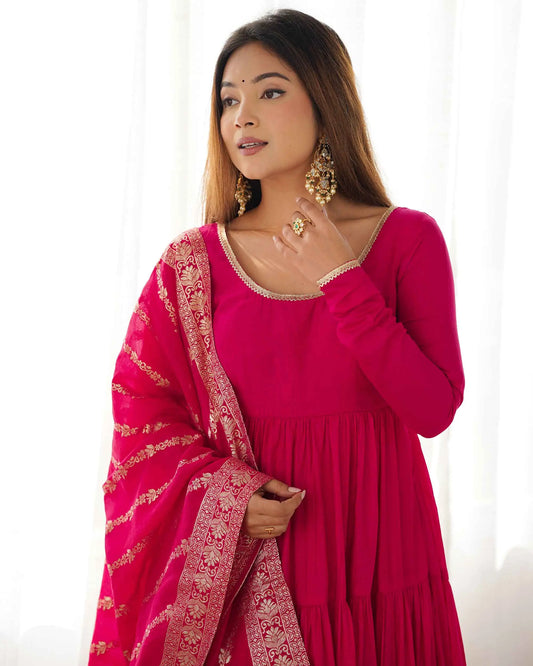 Robe longue en soie rose fuchsia avec dupatta Banarasi en jacquard