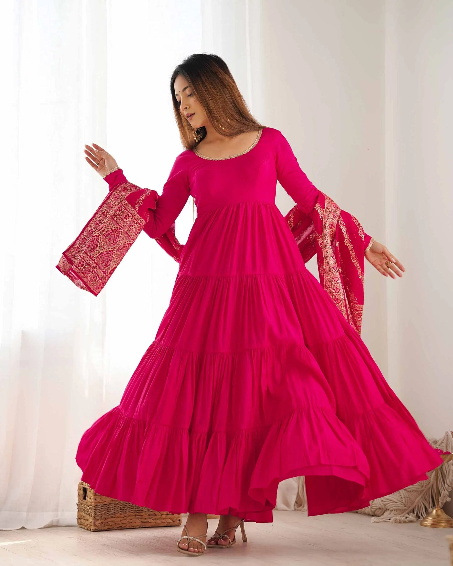 Robe longue en soie rose fuchsia avec dupatta Banarasi en jacquard