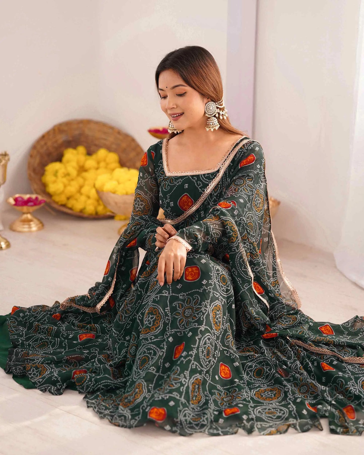 Robe en chiffon léger vert foncé avec imprimé Bandhej et dupatta assortie