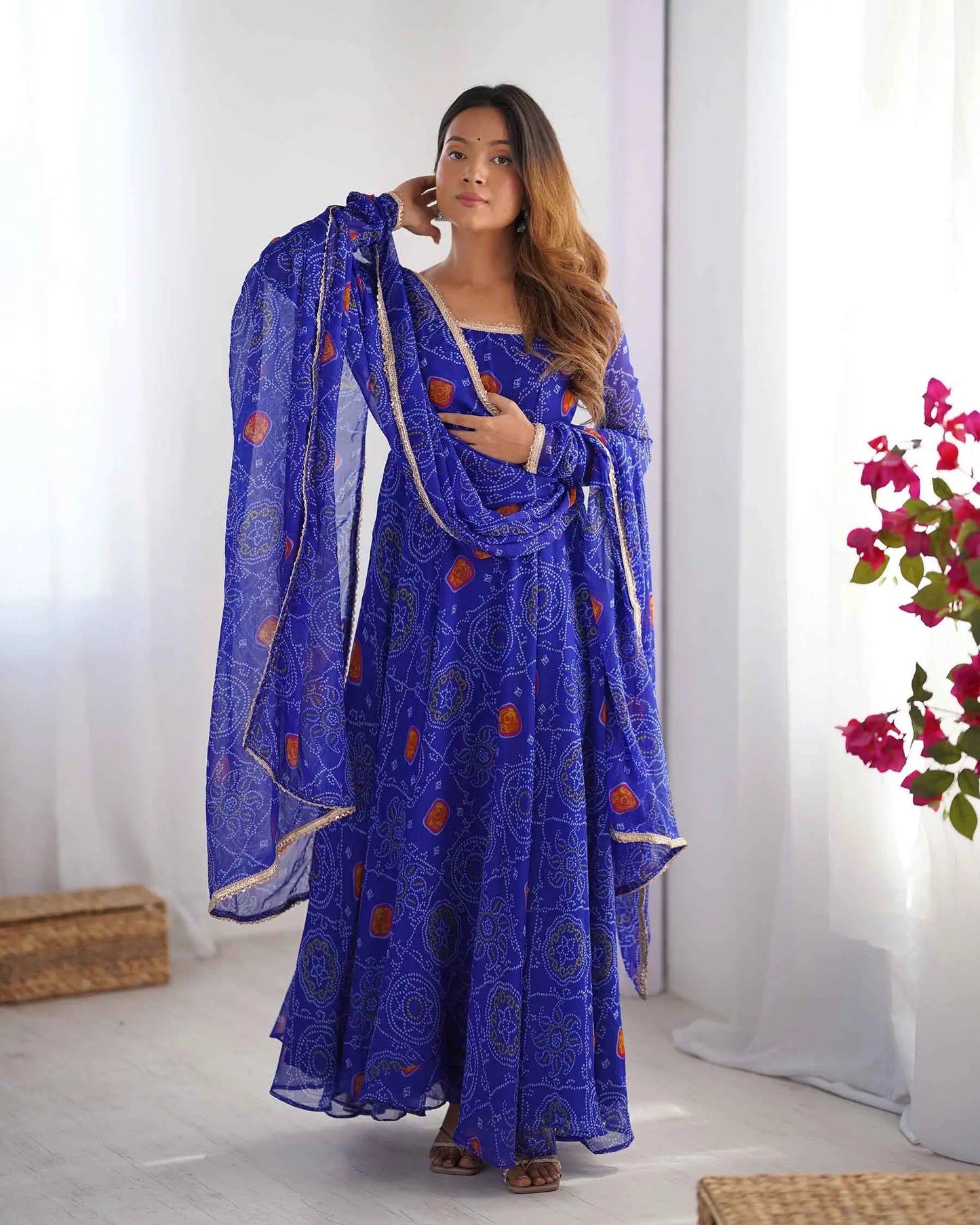 Robe bleu roi en chiffon doux et léger avec imprimé Bandhej, accompagnée d’un dupatta assorti
