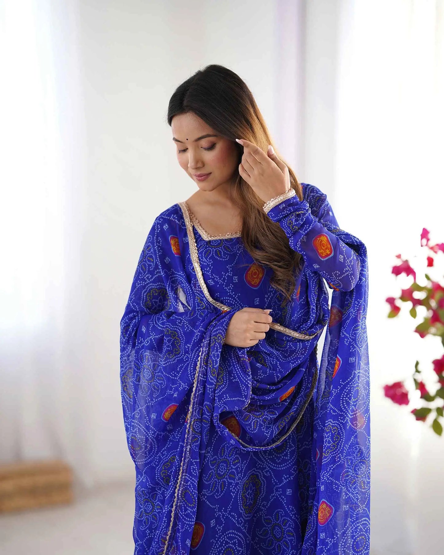 Robe bleu roi en chiffon doux et léger avec imprimé Bandhej, accompagnée d’un dupatta assorti