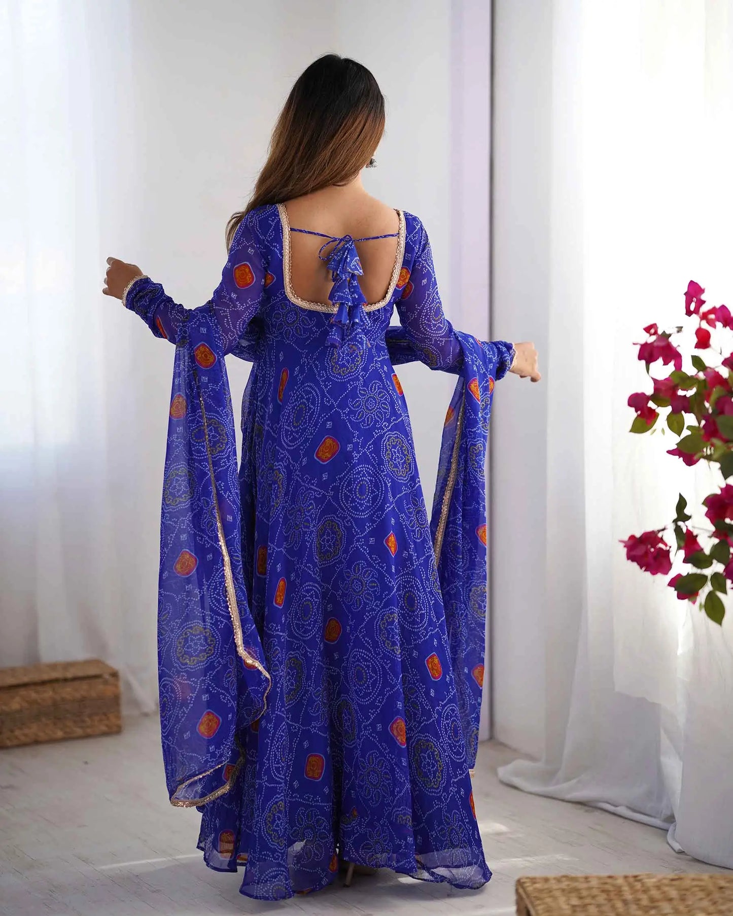 Robe bleu roi en chiffon doux et léger avec imprimé Bandhej, accompagnée d’un dupatta assorti