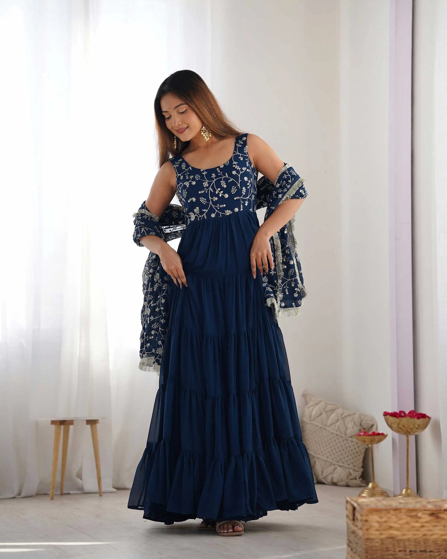 Robe Empire flair bleu sarcelle en georgette avec dupatta à broderies chargées