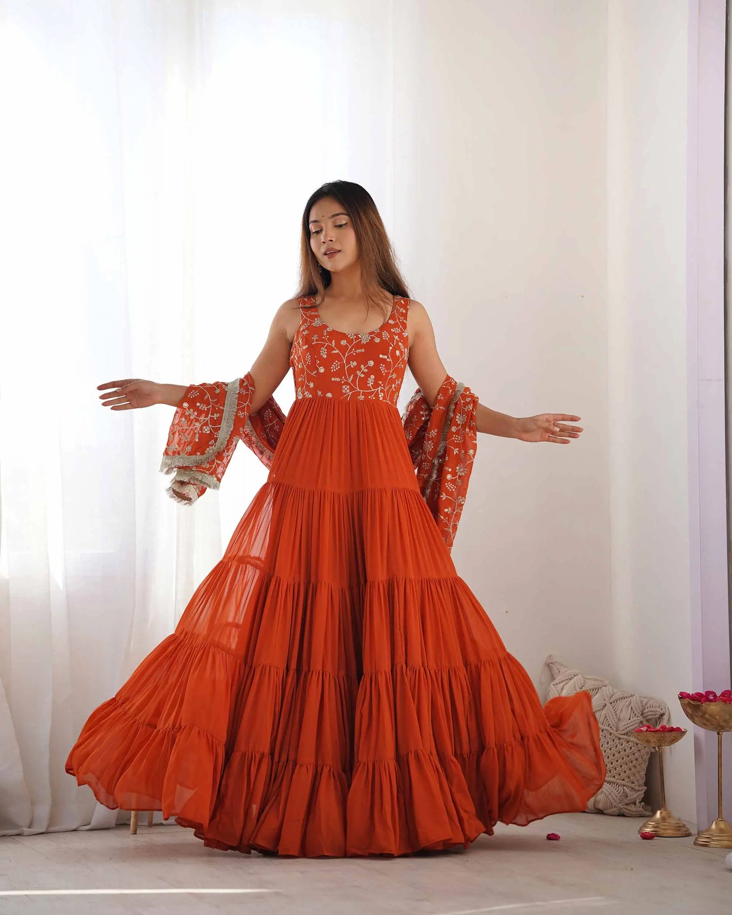 Robe Empire flair orange brique en georgette avec dupatta à broderies chargées