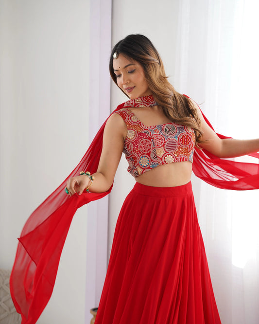 Lehenga rouge en georgette avec broderies et dupatta ceinturée au cou