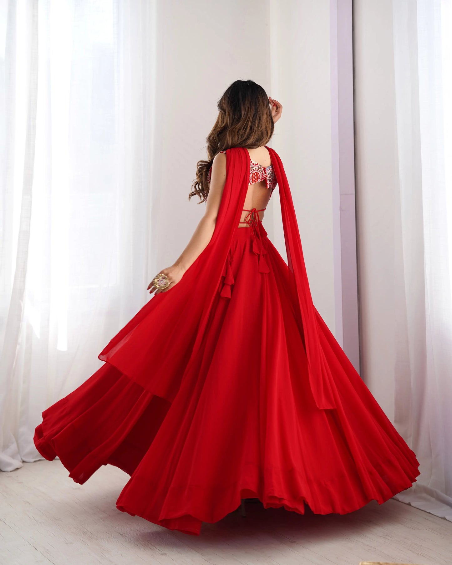 Lehenga rouge en georgette avec broderies et dupatta ceinturée au cou