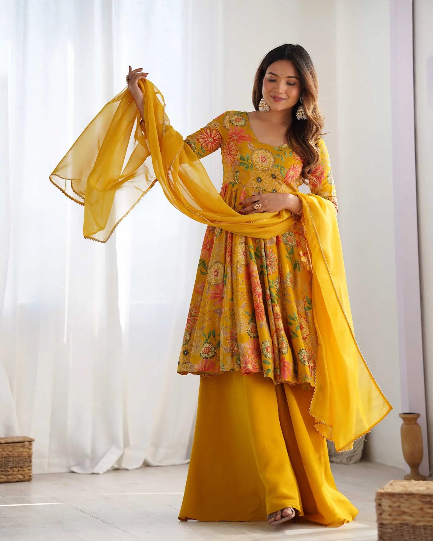 Ensemble kurta style Kediya imprimé floral en chanderi jaune avec dupatta