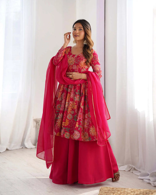Ensemble kurta style Kediya imprimé floral en chanderi rose fuchsia avec dupatta