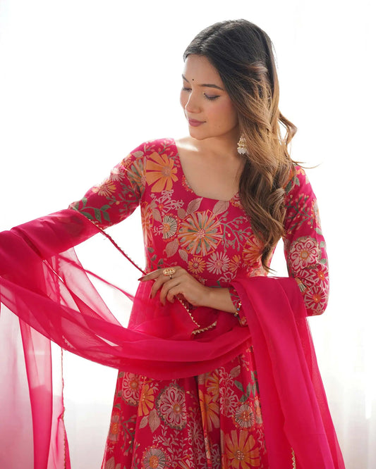 Ensemble kurta style Kediya imprimé floral en chanderi rose fuchsia avec dupatta