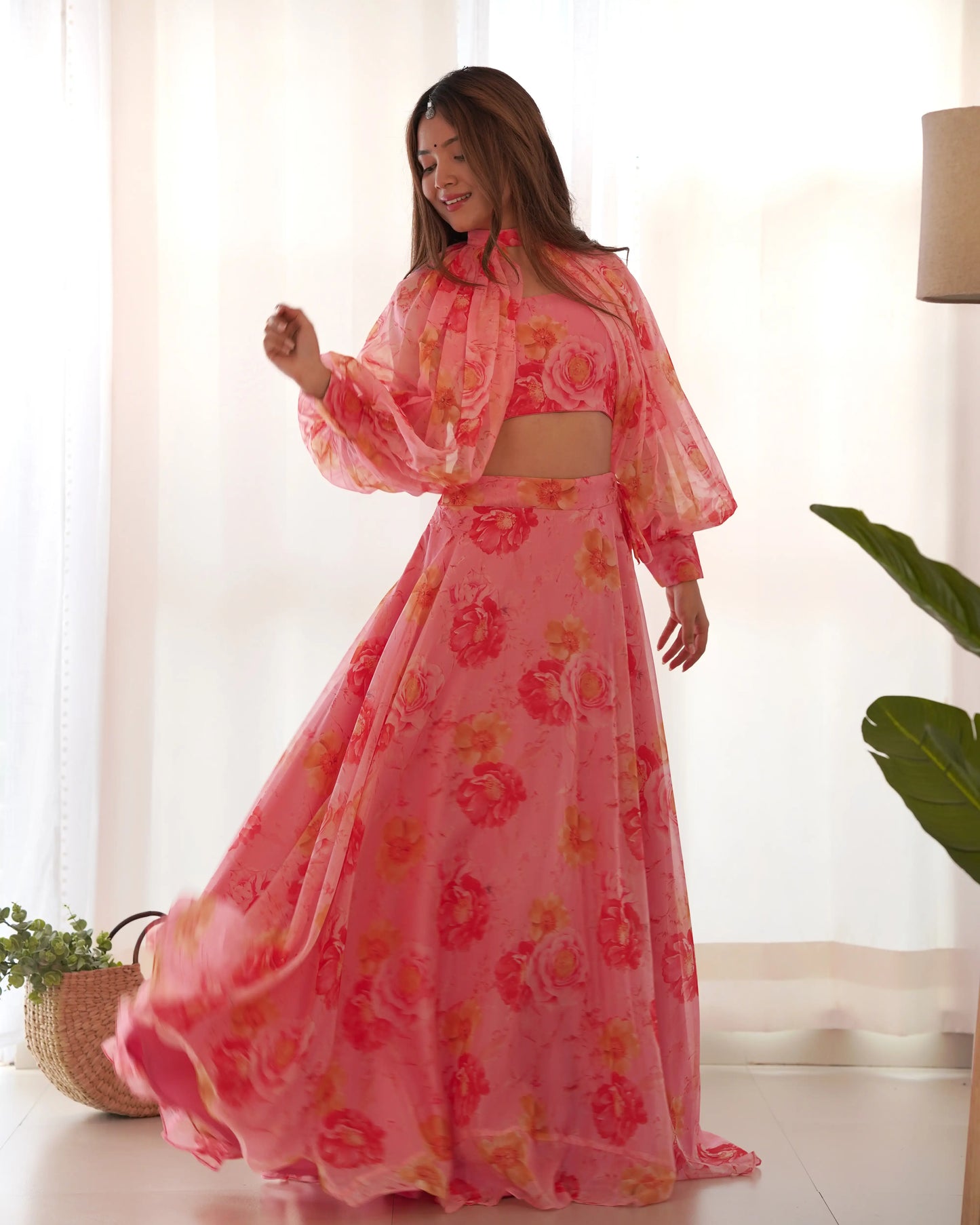 Rosafarbenes, indo-westliches Lehenga-Set mit Blumenmuster und abnehmbaren Ärmeln
