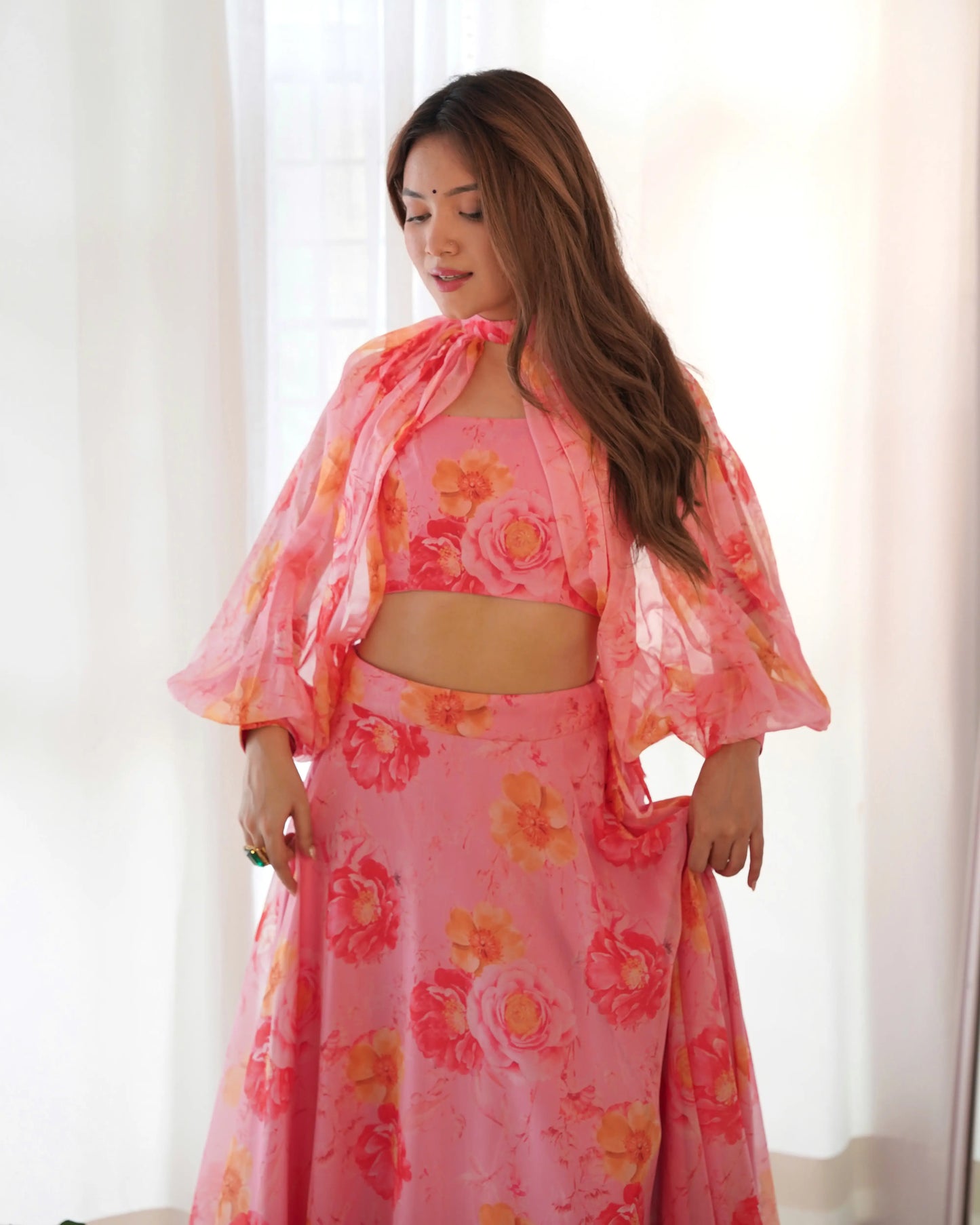 Rosafarbenes, indo-westliches Lehenga-Set mit Blumenmuster und abnehmbaren Ärmeln
