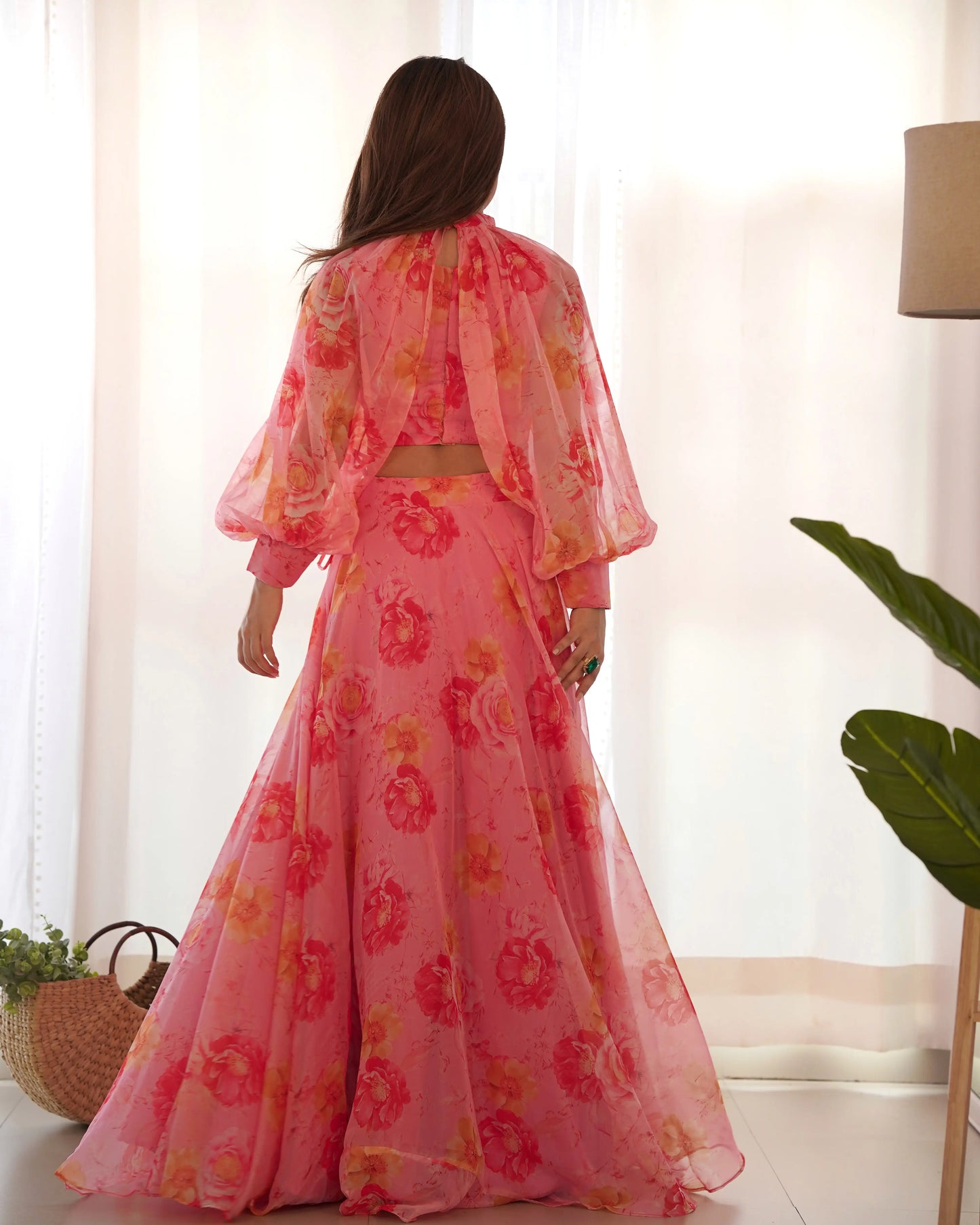 Rosafarbenes, indo-westliches Lehenga-Set mit Blumenmuster und abnehmbaren Ärmeln