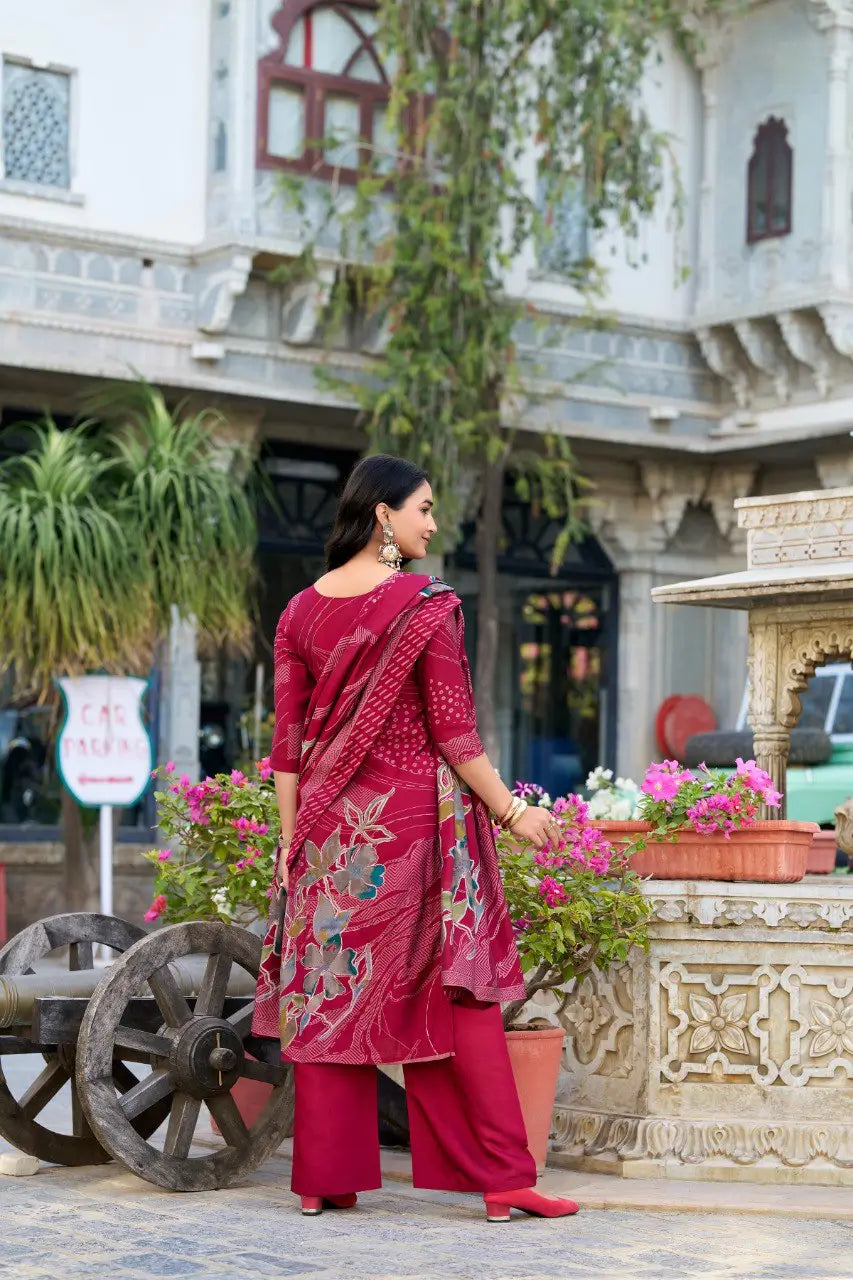 Weicher, dunkelrosa Salwar-Anzug mit Blumendruck und handbestickter Perlenarbeit