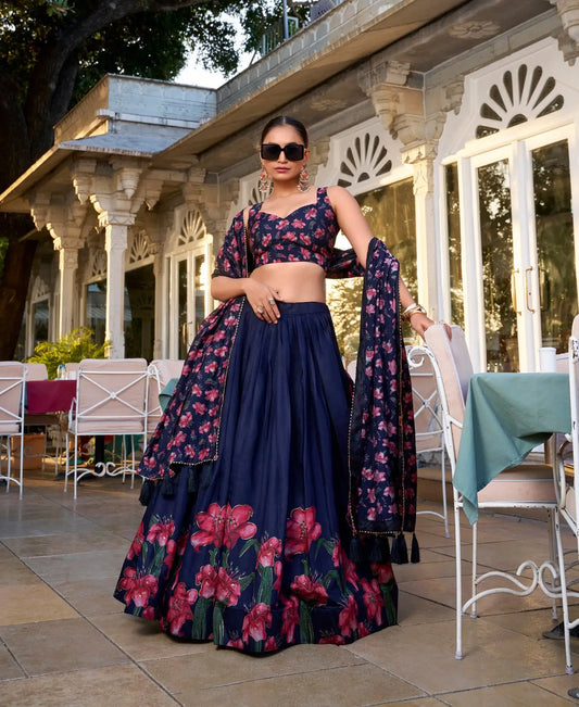 Lehenga Choli en soie Tussar bleu marine avec imprimé floral COLLECTION NAV