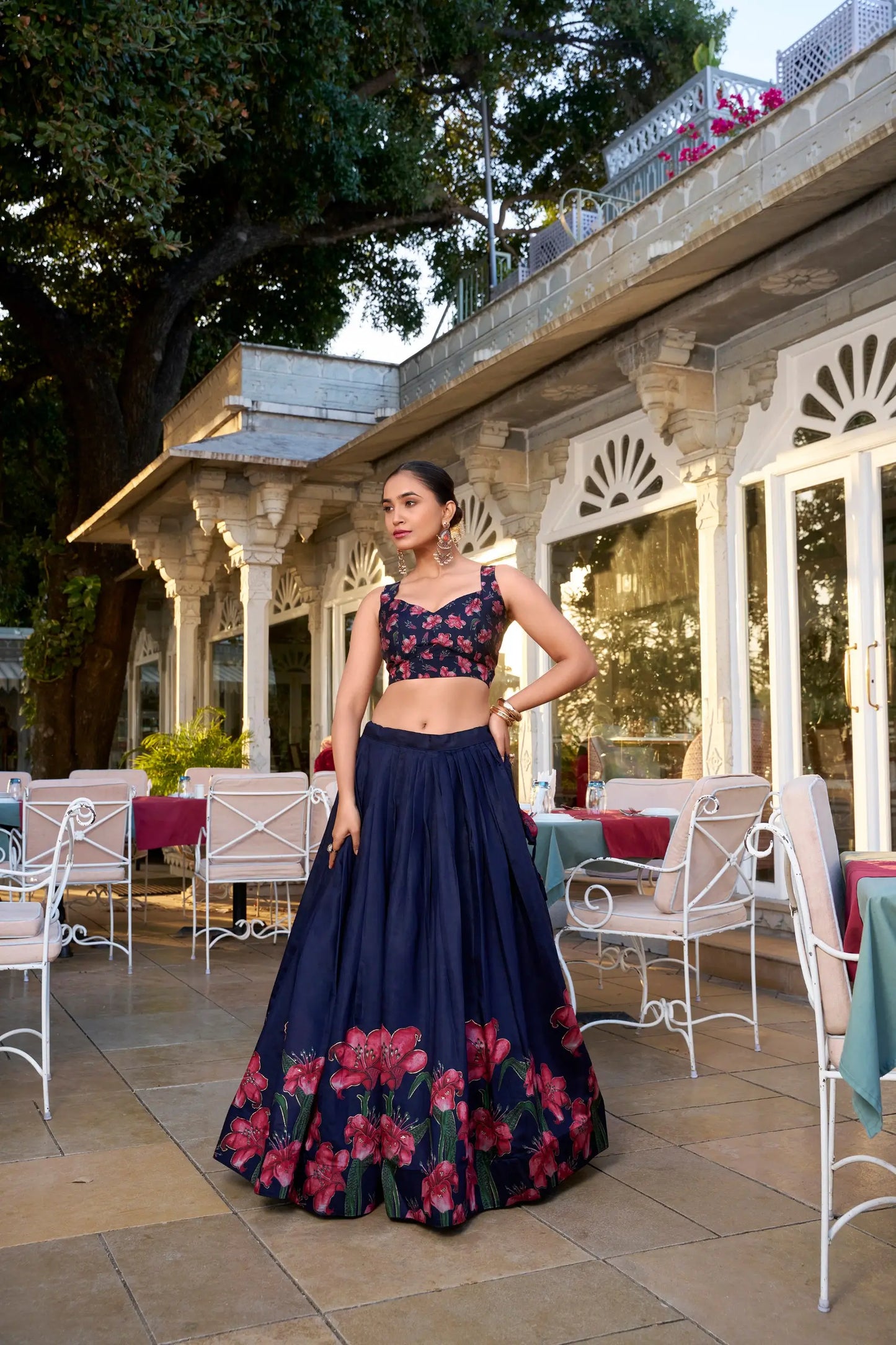 Lehenga Choli en soie Tussar bleu marine avec imprimé floral COLLECTION NAV
