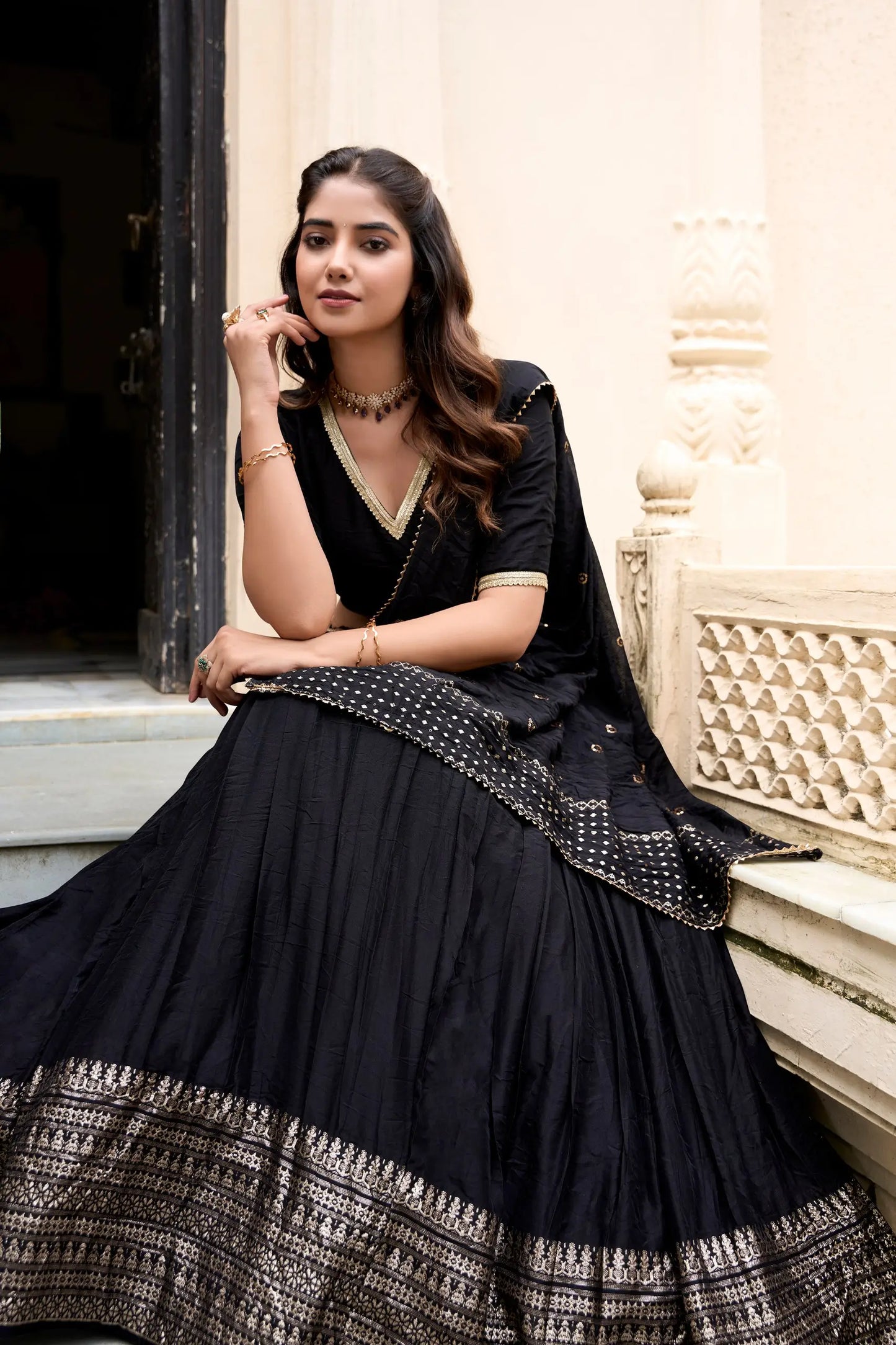 Lehenga choli noir en soie Chanderi avec broderies tissées en zari