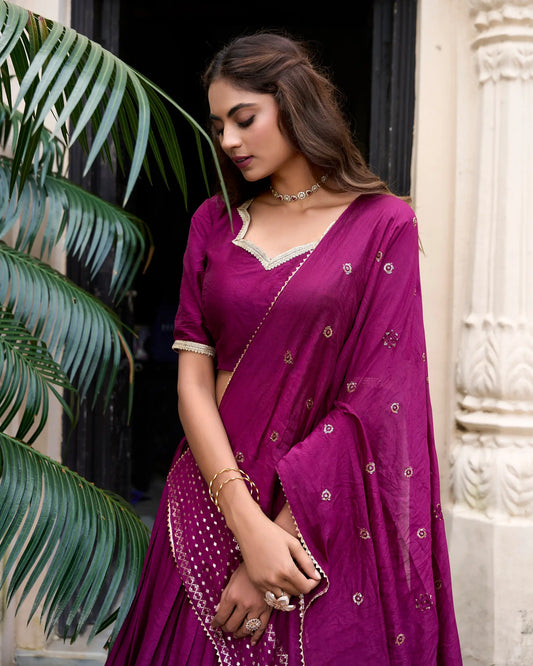 Lehenga choli violet raisin en soie Chanderi avec broderies tissées en zari