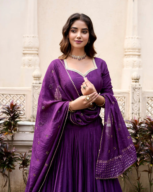 Lehenga choli violet foncé en soie Chanderi avec broderies tissées en zari