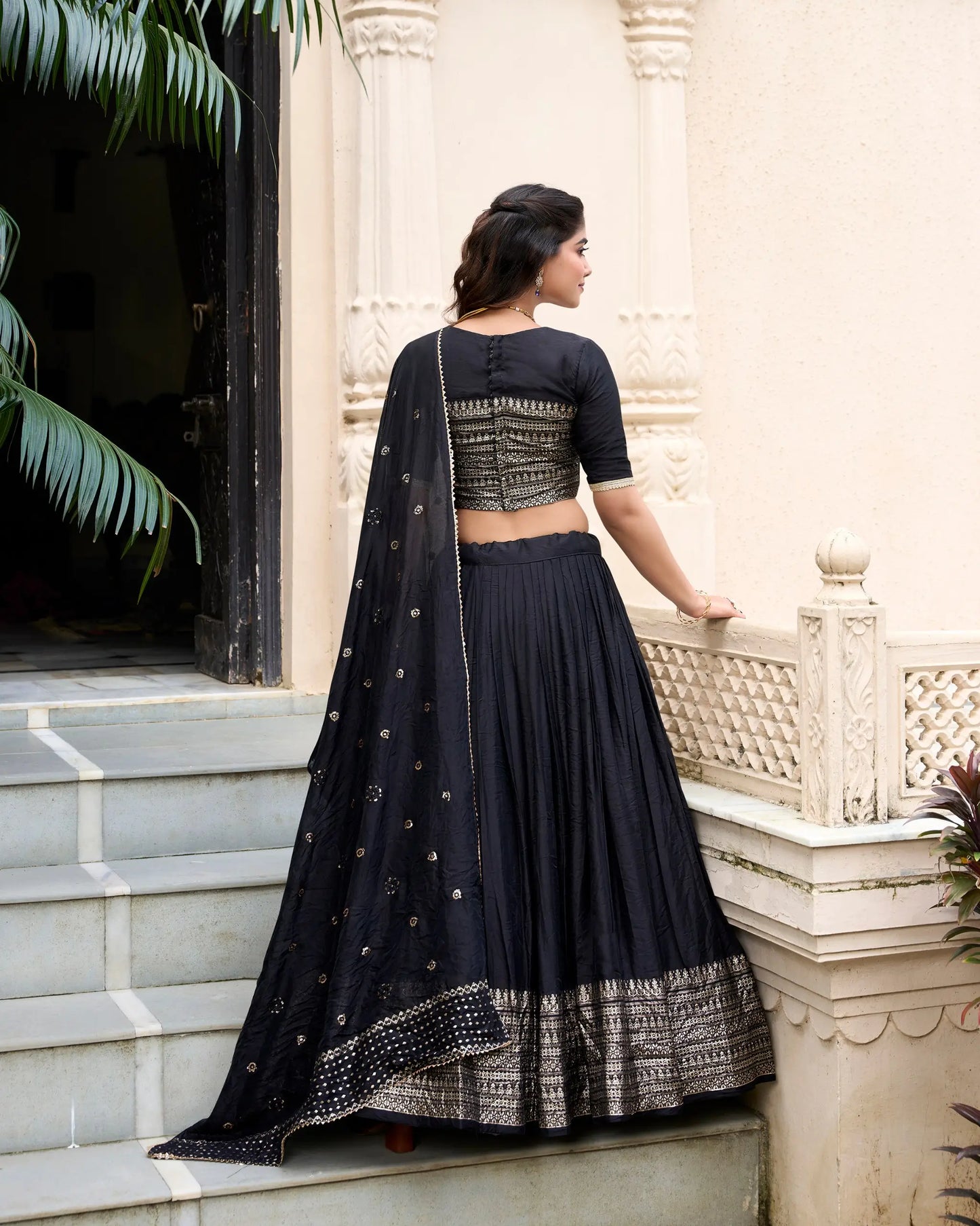 Lehenga choli noir en soie Chanderi avec broderies tissées en zari