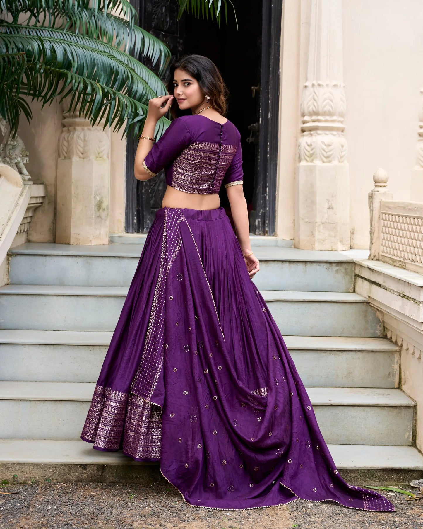 Lehenga choli violet foncé en soie Chanderi avec broderies tissées en zari