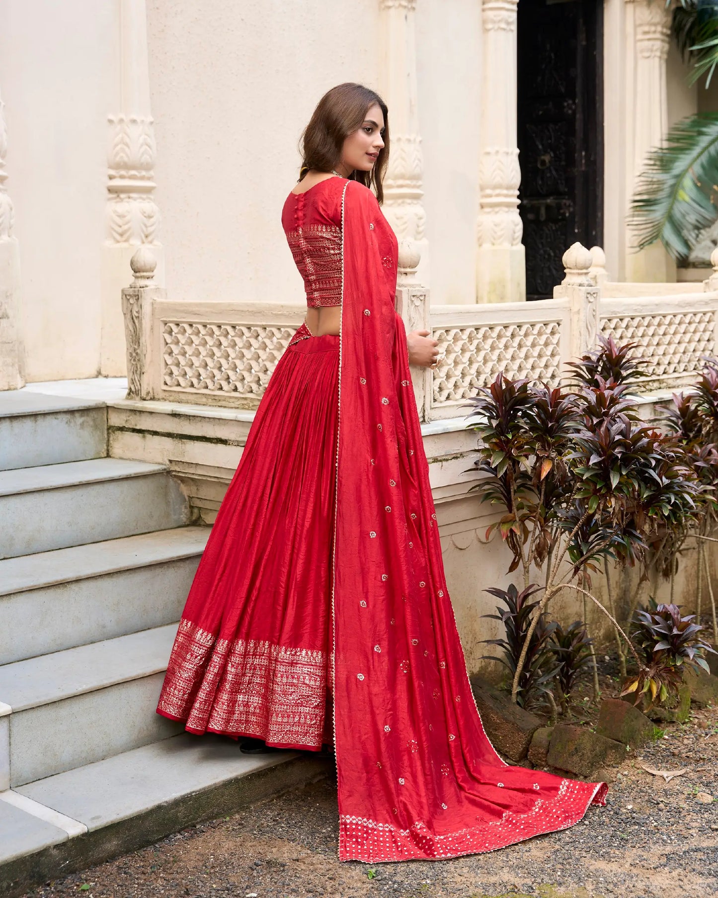Lehenga choli rouge en soie Chanderi avec broderies en zari
