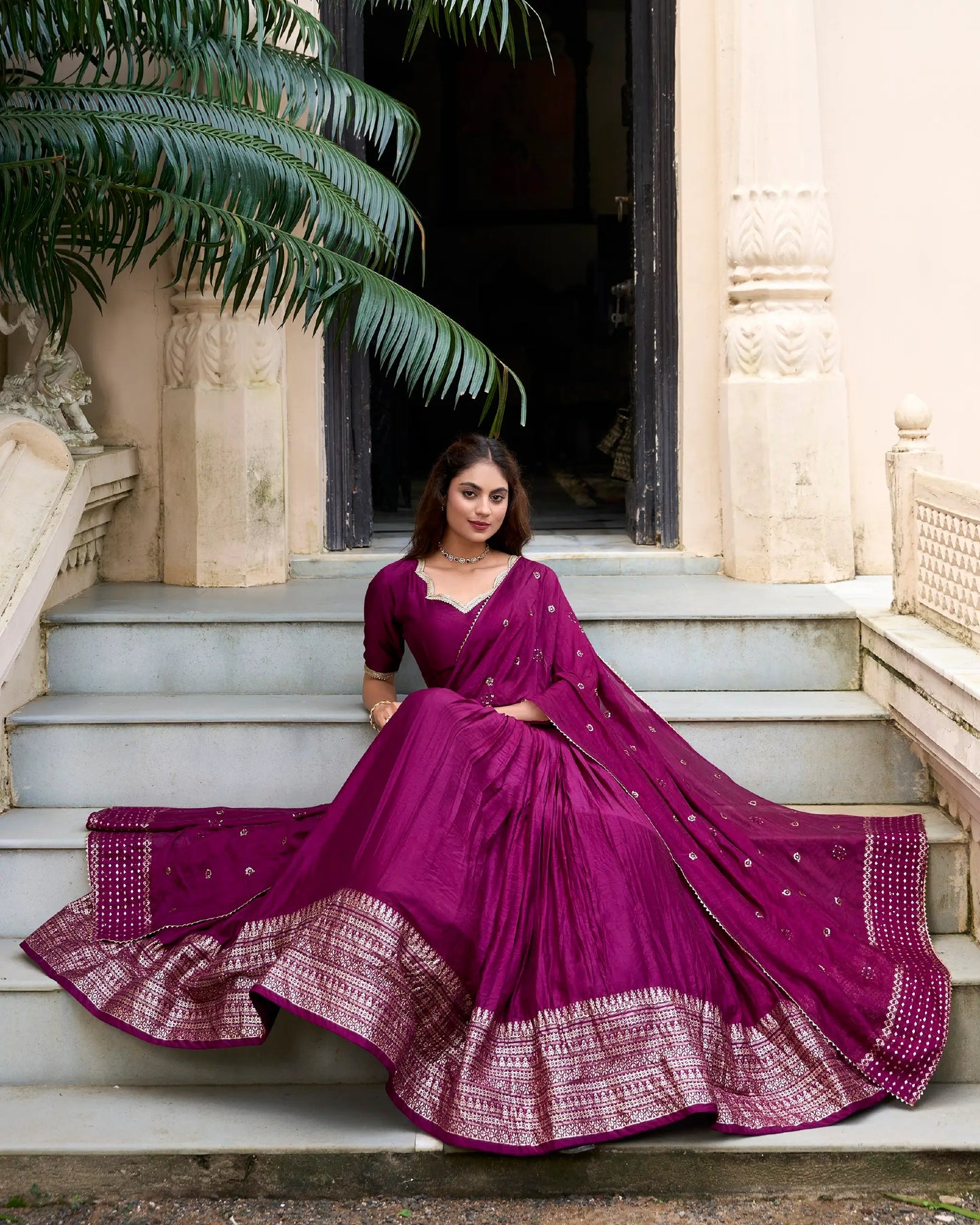 Lehenga choli violet raisin en soie Chanderi avec broderies tissées en zari