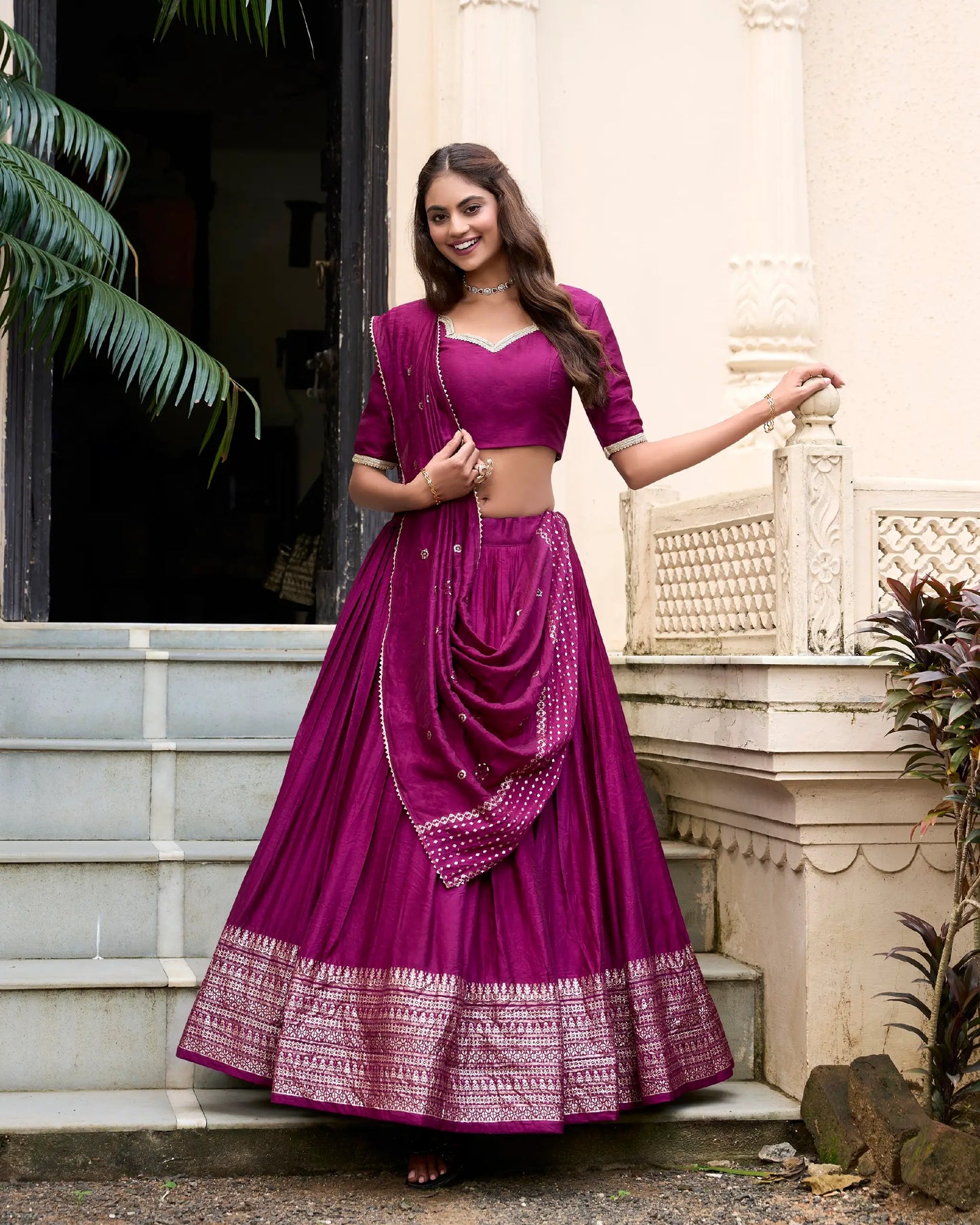 Lehenga choli violet raisin en soie Chanderi avec broderies tissées en zari