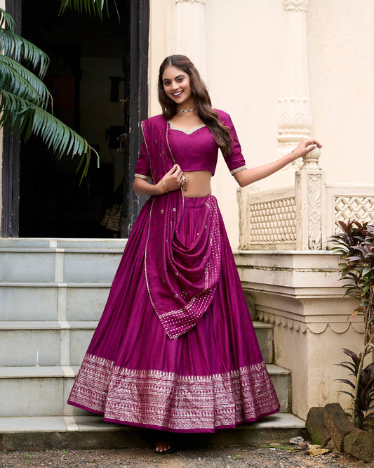 Lehenga choli violet raisin en soie Chanderi avec broderies tissées en zari