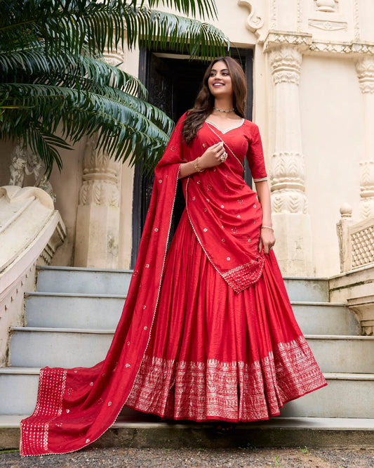 Lehenga choli rouge en soie Chanderi avec broderies en zari