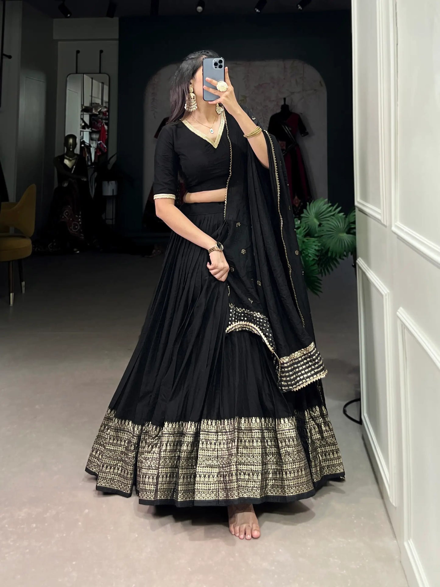 Lehenga choli noir en soie Chanderi avec broderies tissées en zari