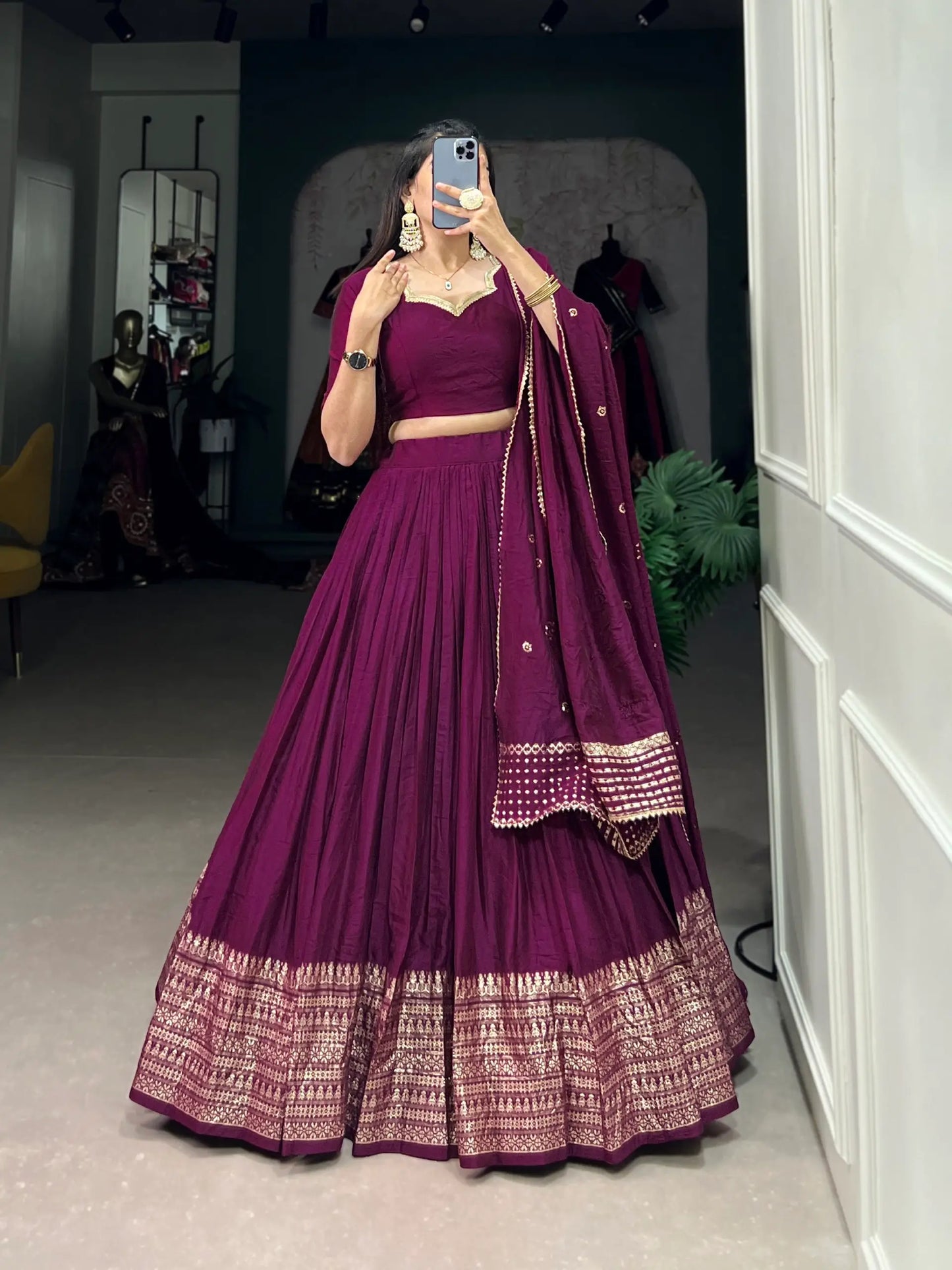 Lehenga choli violet raisin en soie Chanderi avec broderies tissées en zari