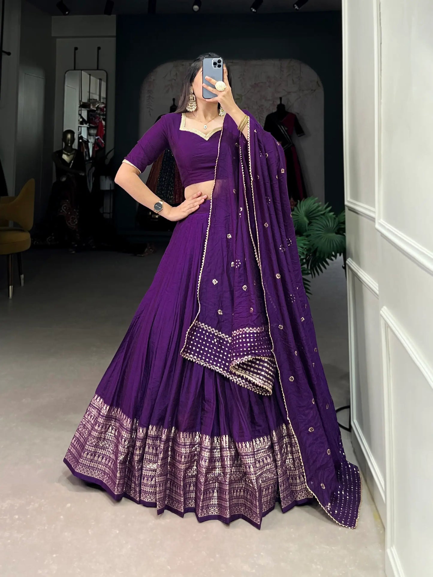 Lehenga choli violet foncé en soie Chanderi avec broderies tissées en zari