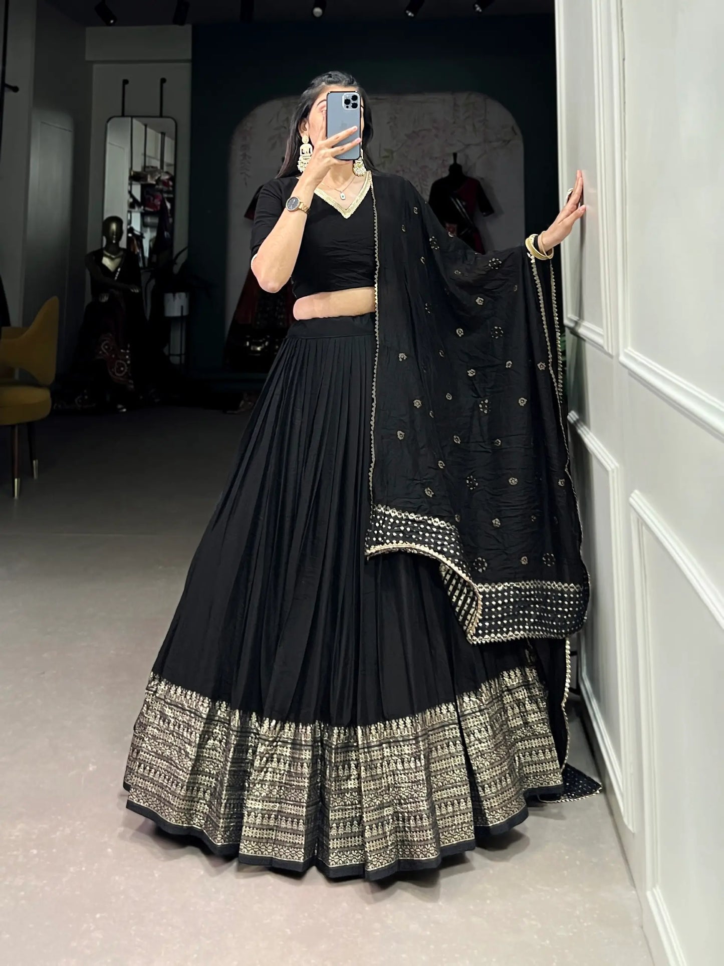 Lehenga choli noir en soie Chanderi avec broderies tissées en zari